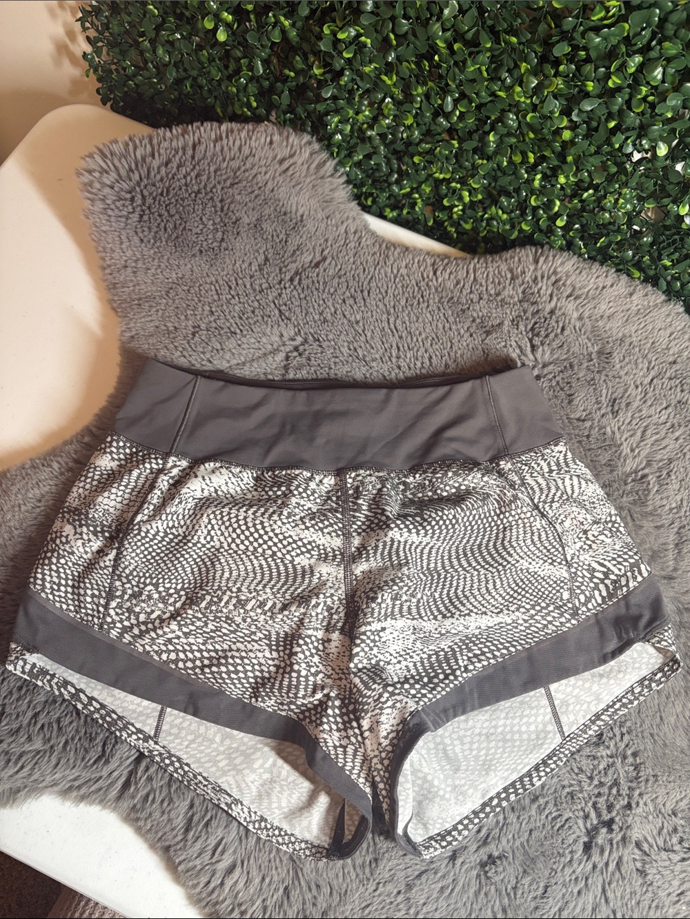 lululemon athletica Gray Patterned High-Rise Athletic Shorts Size 2